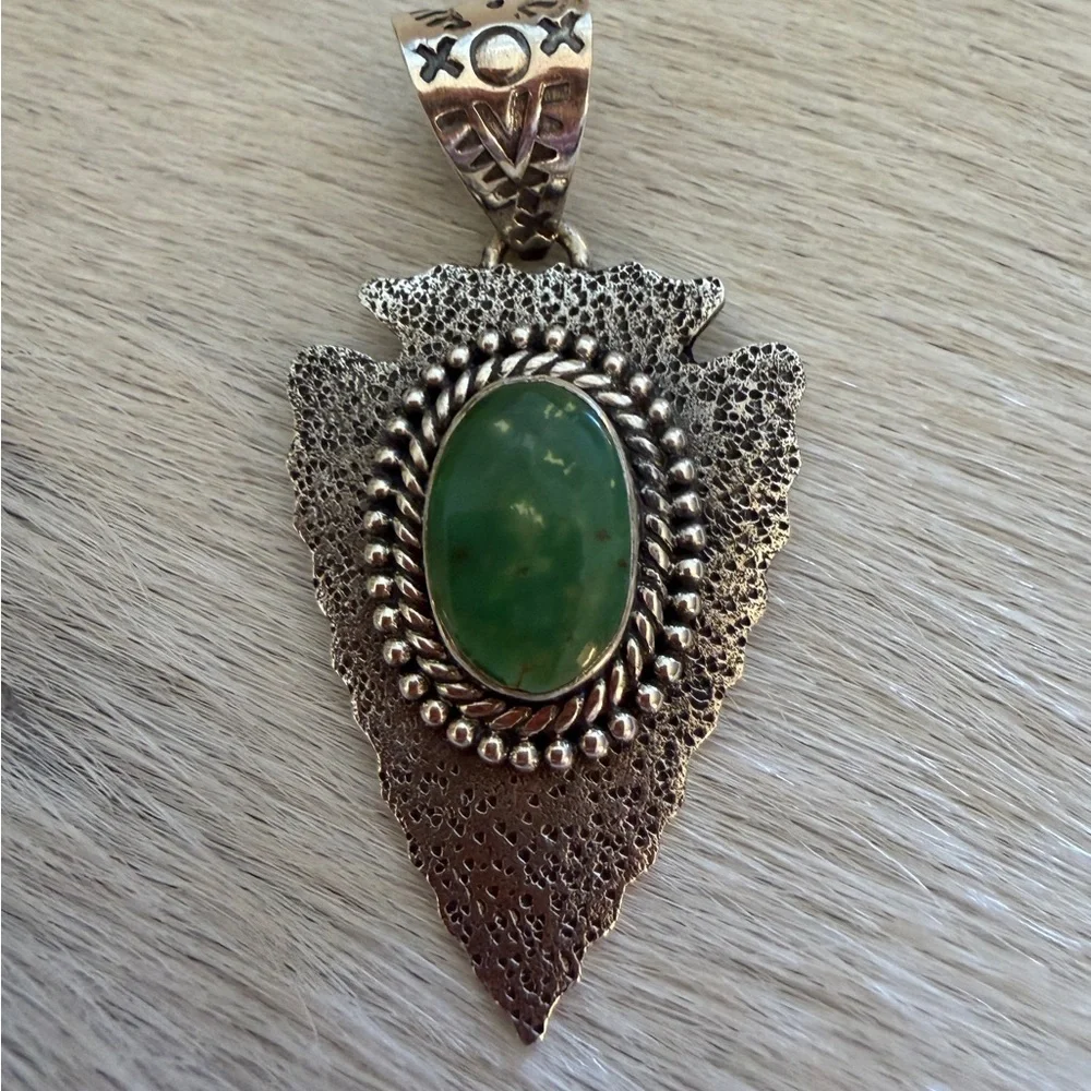 ❤️ Kingman Turquoise Hand Stamped Arrowhead Sterling Pendant Navajo 9.4G Unisex